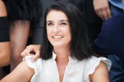 Blanca Romero, siempre cercana y luminosa, en uno de sus momentos más espontáneos durante un acto social.