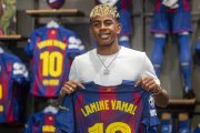Lamine Yamal, presentando su camiseta con el número 10 del Barcelona.