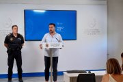 Rueda de prensa del alcalde de Elche (Alicante), Pablo Ruz (d), y el comisario principal de la Policía Local, César Zaragoza (i)

REMITIDA / HANDOUT por AYUNTAMIENTO DE ELCHE
Fotografía remitida a medios de comunicación exclusivamente para ilustrar la noticia a la que hace referencia la imagen, y citando la procedencia de la imagen en la firma
21/7/2025