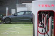 Archivo - Un vehículo en un punto de carga en una electrolinera.