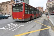 (Foto de ARCHIVO)
Movilidad ejecuta un nuevo paso de peatones con semáforos y una plataforma accesible de la EMT en la calle Nou d'Octubre