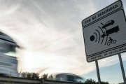 Señal de radar en una carretera española, similar a las que advierten de los tramos controlados en Burgos, León y Palencia, los más multones de Castilla y León en 2024.