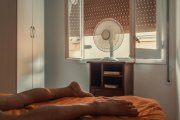Las noches tropicales han convertido el ventilador en un aliado imprescindible para intentar conciliar el sueño.