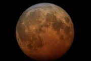 La Luna adquiere un intenso tono rojizo durante un eclipse total, un fenómeno que España volverá a vivir el 7 de septiembre de 2025.