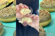 Las berlinas de pistacho de Mercadona no dejan indiferente a nadie: relleno generoso, cobertura llamativa y un sabor que divide a los fans del dulce.