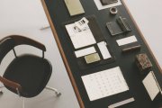 Escritorio minimalista con piezas de la nueva colección de papelería de Zara Home, donde diseño y funcionalidad se encuentran para la vuelta a la rutina.