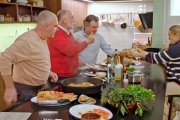 El chef José Andrés revive la tradición catalana del mar i muntanya en una cocina familiar, rodeado de ingredientes frescos, risas y complicidad.