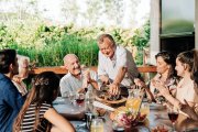 En cada comida familiar hay alguien que no puede evitar opinar. La neurociencia explica que ese hábito revela mucho más de lo que parece.
