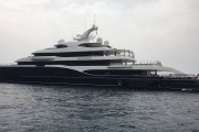 El TM Blue One, el yate de Valentino, valorado en 15 millones de dólares y decorado con piezas de Picasso y Warhol, escenario del posado viral de Naty Abascal.