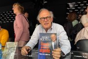El periodista y escritor Pedro Piqueras firma libros en Barcelona por la Diada de Sant Jordi.