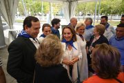 La vicesecretaria de Regeneración Institucional del PP, Cuca Gamarra, durante la visita a una txosna en la Semana Grande de Bilbao.