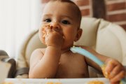El aprendizaje a la hora de comer es clave en el desarrollo infantil: fomentar la autonomía desde los primeros meses mejora la coordinación y la confianza del bebé.