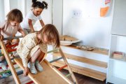 Juego libre en un aula de inspiración Montessori, donde los niños desarrollan habilidades motoras y sociales desde edades tempranas.