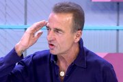 Lequio no da crédito a la manera en que, a su juicio, Mar Flores reinventa la realidad, extremo que comparte con Cayetano Martínez de Irujo.