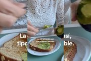 Extraer el aguacate sin cortarlo por la mitad, como un “quesito untable”, es el truco casero que evita que se oxide y permite conservarlo por más tiempo.