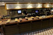 La barra de Gran Sol impresiona a primera vista: decenas de pinchos alineados, cada uno con su historia y su toque de autor.