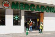 Entrada de una tienda Mercadona, donde el nuevo mix de fruta congelada ya está disponible en la sección de congelados.
