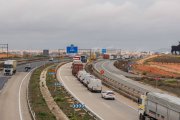 Vista del tráfico en la autovía A-4 a la altura de Madridejos (Toledo), con el icónico toro de Osborne al fondo.