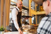 El gesto de acompañar el café con un sobre de azúcar desaparecerá en bares y cafeterías con la entrada en vigor del reglamento europeo en 2026.