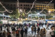 La Fira de Santa Llúcia atrae cada año a miles de visitantes con su ambiente navideño, luces y más de 200 casetas repletas de tradición artesanal frente a la Catedral de Barcelona