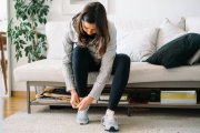 Atarse bien las zapatillas es clave para evitar molestias: un simple ajuste en los cordones puede prevenir lesiones comunes.