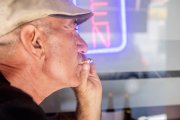 Una persona fumando