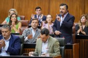 El portavoz parlamentario del PP-A, Toni Martín, en un pleno junto al presidente Juanma Moreno y al consejero de Sanidad y Presidencia, Antonio Sanz.