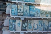 Las carátulas originales en VHS de los años 80 y 90 aún se exhiben en el Videoclub Arfe, el último superviviente del alquiler físico en Madrid.