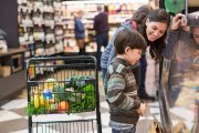 Comprar en festivo es posible: algunos supermercados permanecen abiertos hoy, 1 de noviembre, con horarios especiales.