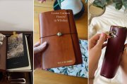Las libretas Louise Carmen, hechas a mano en piel de alta calidad, se han convertido en el nuevo símbolo del lujo silencioso entre las generaciones más jóvenes. En TikTok, cada diseño personalizado refleja una estética nostálgica y cuidada al detalle