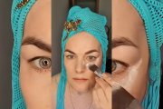 El ritual comienza extendiendo una fina capa de crema bajo los ojos para trabajar la zona con un masaje suave.