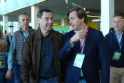 El presidente de la Junta y del PP andaluz, Juanma Moreno, y el secretario general, Antonio Repullo, este sábado a su llegada al XVII Congreso Autonómico.
