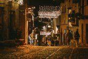 La Navidad transforma las calles de Santillana del Mar en un escenario de película, donde la luz, la piedra y la tradición se entrelazan con elegancia.