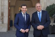 El presidente de la Junta de Andalucía, Juanma Moreno, junto al comisario de Pesca y Océanos de la Comisión Europea, Costas Kadis.