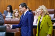 El presidente de la Junta de Andalucía, Juanma Moreno,  junto a la consejera de Economía, Hacienda, Fondos Europeos y Diálogo Social de la Junta de Andalucía, Carolina España, al inicio de la sesión plenaria. A 12 de noviembre de 2025, en Sevilla (Andalucía, España). La sesión plenaria de este miércoles concluirá con el debate de totalidad del proyecto de Ley del Presupuesto andaluz para 2026, que se abrirá con la intervención de la consejera de Economía, Hacienda, Fondos Europeos y Diálogo Social, Carolina España, tras lo que intervendrán los cuatro grupos de la oposición que han presentado enmienda de totalidad. Anteriormente se ha debatido el proyecto de Ley Universitaria para Andalucía, para la que han presentado enmiendas de totalidad los grupos Socialista, Por Andalucía y Mixto-Adelante Andalucía

Francisco J. Olmo / Europa Press
12/11/2025