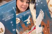 Una clienta muestra el nuevo calendario de Adviento de Harry Potter disponible en Carrefour, cuyo diseño ha despertado curiosidad entre los fans.
