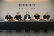 (Foto de ARCHIVO)
El presidente de Ebro Ev Motors, Rafael Ruiz, y sindicalistas firman el cumplimiento de la contratación de los antiguos empleados de Nissan

REMITIDA / HANDOUT por EBRO
Fotografía remitida a medios de comunicación exclusivamente para ilustrar la noticia a la que hace referencia la imagen, y citando la procedencia de la imagen en la firma
14/11/2025