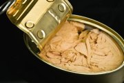 El atún en conserva, ingrediente estrella de la receta exprés de Dani García, listo para transformar una cena en cinco minutos.