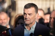 El coordinador federal de Izquierda Unida (IU) atiende a los medios para informar de su candidatura de Por Andalucía a la Presidencia de la Junta de Andalucía.