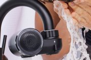 Los filtros para grifo, como este modelo doméstico, ayudan a eliminar impurezas invisibles que pueden afectar directamente a la piel del rostro
