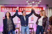El candidato socialista, Miguel Ángel Gallardo en Cáceres junto a la secretaria de Organización del PSOE, Rebeca Torró, y la secretaria de Igualdad del PSOE, Pilar Bernabé.PSOE DE EXTREMADURA