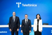 (Foto de ARCHIVO)
(I-D) El consejero delegado, Emilio Gayo; el presidente de Telefónica, Marc Murtra; y la directora de Finanzas y Control, Laura Abasolo; durante la presentación del nuevo plan estratégico de Telefónica, a 4 de noviembre de 2025, en Madrid (España). Telefónica reducirá a la mitad el dividendo que abonará con cargo a los resultados de 2026, hasta 0,15 euros por título, según ha informado a la Comisión Nacional del Mercado de Valores (CNMV) en el marco del lanzamiento de su nuevo plan estratégico, el cual también contempla promover operaciones de consolidación en Europa y la intención de la empresa de crecer en el sector de la defensa en España.

Diego Radamés / Europa Press
04/11/2025