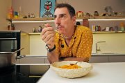 Jordi Roca degusta su ensalada viral en un momento íntimo de su serie “Cosas de Casa”, donde la alta cocina se vuelve cotidiana y emocional