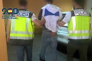 Momento de la detención de uno de los presuntos autores.