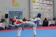 Dos taekwondistas en el pabellón deportivo de Finestrat.