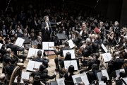 Gustavo Dudamel dirigiendo la Joven Orquesta Nacional de Venezuela
