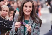 La reina Letizia saluda a los asistentes en Tudela mientras deja ver su nuevo colgante con solitario de diamante, una joya discreta que simboliza su elegancia contenida.