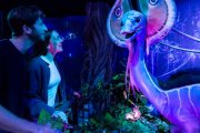 Una pareja descubre de cerca una criatura del universo Avatar en una de las zonas más espectaculares y realistas de la experiencia inmersiva.