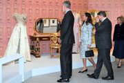 Felipe VI y Letizia recorren la exposición dedicada a Victoria Eugenia, frente a uno de los vestidos originales de la reina y su tocador personal, recreado en la Galería de las Colecciones Reales.