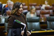 La consejera de Fomento, Rocío Díaz, este martes en el Pleno del Parlamento.

REMITIDA / HANDOUT por JOAQUÍN CORCHERO/PARLAMENTO DE ANDALUCÍA
Fotografía remitida a medios de comunicación exclusivamente para ilustrar la noticia a la que hace referencia la imagen, y citando la procedencia de la imagen en la firma
02/12/2025